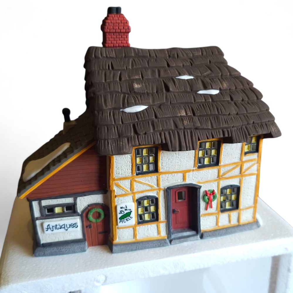 Dept 56 Dickens Village Mr & Mrs Pickle Cottage 5824-6 Lighted House Box